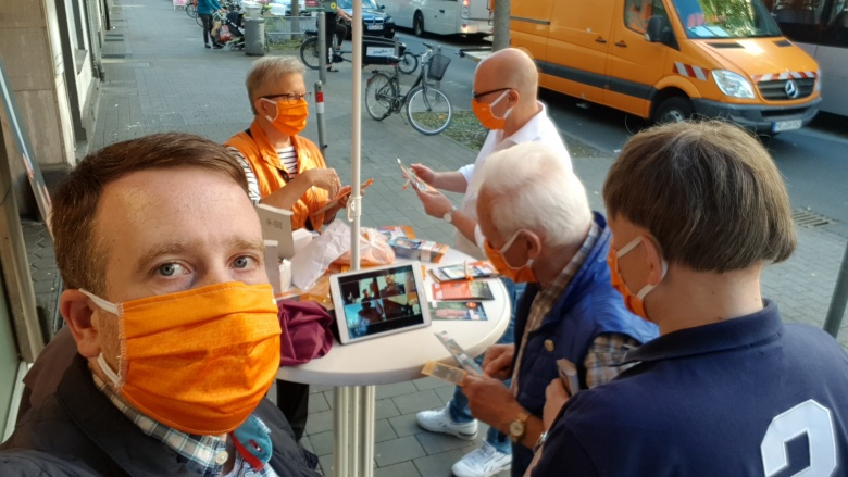 Infostand der CDU Oberbilk - Dr. Keller ist digital zugeschaltet Dr. Keller - digital auf der Kölner Straße. Infostand der CDU Oberbilk