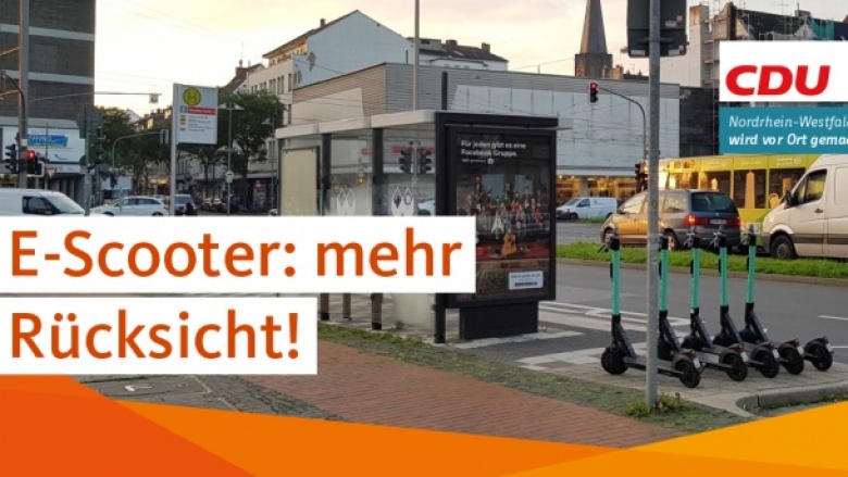 E-Scooter besser organisieren! Foto einer Bushaltestelle mit abgestellten Escootern, die den Einstieg behindern könnten.